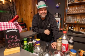 Betreiber von Plauens erster Après-Ski-Bar zieht Bilanz: „Wir haben unsere Erfahrungen gemacht“ - Plauens erster Après-Ski-Bar der Ecke Herren-/Rathausstraße. Mario Eckstein stand hier häufig hinter der Bar.