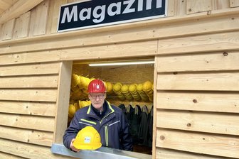 Betreiberverein des Besucherbergwerks Zinnkammern Pöhla darf wieder Bergbrot kredenzen - Aus dieser neuen Hütte neben dem Huthaus erfolgt künftig die Helmausgabe an die Gäste für einen Besuch der Zinnkammern in Pöhla. Vereinschef Andreas Voh freut sich, dass alles rechtzeitig vor den Mettenschichten fertig wurde.