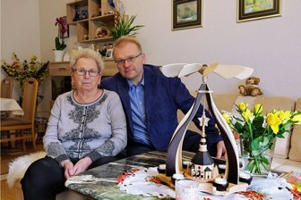 Betreutes Wohnen in Hohenstein-Ernstthal: Keine Räume für den Pflegedienst - Monika Grollich wohnt seit acht Jahren im Betreuten Wohnen auf der Conrad-Clauß-Straße in Hohenstein-Ernstthal. Sie wünscht sich, dass der Pflegedienst von Erik Bergmann (rechts) im Haus bleibt.