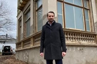 Betreutes Wohnen mit Parkanschluss - WGF-Geschäftsführer Enrico Grille vor dem Wintergarten des Objektes.