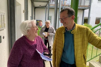 Betreutes Wohnen Reichenbach: Warum die Volkssolidarität allen Mietern kündigt - Nicht alle Mieter haben mit dem Auszug ein Problem. „So unrecht ist mir das nicht, hier ist vieles baufällig, in den Wohnungen pfeift es“, sagt Margarete Mücke im Gespräch mit Volkssolidaritäts-Geschäftsführer Olaf Schwarzenberger. Die 92-Jährige bezieht eine der im Ausbau befindlichen seniorengerechten Wohnungen im Schenkerhaus.