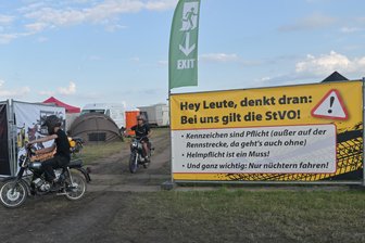 „Betreuungsschlüssel wie im Kindergarten“: Zwickauer Simson-Treffen zwischen Polizeipräsenz und Sozialarbeit - Auf dem Areal des Simson-Treffens Zwickau wiesen Banner die Teilnehmer darauf hin, die Straßenverkehrsordnung einzuhalten. Auch zum Verhalten auf dem Zeltplatz wurde kommuniziert.