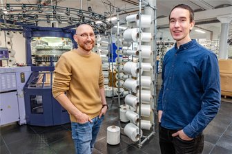 Betrieb sucht Chef: Wie die Firma Flexitex in Kunnersdorf einen neuen Eigentümer fand - Der neue Eigentümer und Geschäftsführer der Firma Flexitex, Andreas Böhm (rechts) mit Prokurist Sebastian Hoppe an der Rundstickmaschine, wo das technische Textil für die meisten Roboter-Schutzanzüge entsteht.