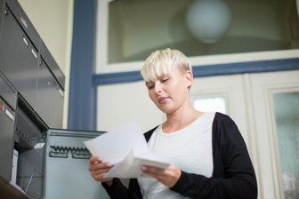 Betriebskosten: Was Chemnitzer Mietern jetzt droht - Mieterinnen und Mieter sollten die Betriebskostenabrechnung im besten Fall prüfen, sobald sie angekommen ist.