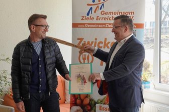 Betriebsratsvorsitzender von VW Sachsen zum Ersten Ritter der Tafelrunde geschlagen - Jens Juraschka (rechts) hat am Freitag Jens Rothe, Gesamtbetriebsratsvorsitzender von VW Sachsen, zum Ersten Ritter der Zwickauer Tafelrunde geschlagen. 