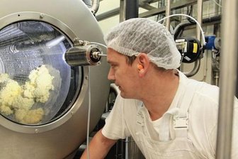 Betriebsratswahl bei Vogtlandmilch geplant - Butterproduktion bei der Vogtlandmilch. Mitarbeiter Toralf Hilbert kann die Herstellung durch ein Sichtfenster überwachen. Der Butterpreis ist nach Firmenangaben im März eingebrochen.