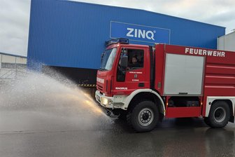 Betriebsunfall mit Salzsäure in Netzschkau - Feuerwehr spült Kanäle und Straße - Bei Salzsäure hilft viel Wasser. Bild vom Einsatz an der einstigen Verzinkerei von Nema Netzschkau.