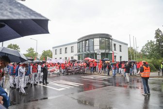 Betriebsversammlung im Chemnitzer Motorenwerk: Mit guter Auslastung in unsichere Zukunft - Betriebsratschef René Utoff hielt vor der Betriebsversammlung am Montag eine Rede vor den Mitarbeitern des VW-Motorenwerks.