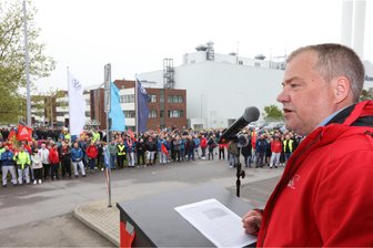 Betriebsversammlung im Zwickauer VW-Werk: „Weiß kaum noch, was man glauben kann“ - Rund 1000 Beschäftigte kamen zur Versammlung. Thomas Knabel (vorn) von der IG Metall sprach.