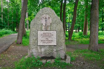 „Betroffen und ungläubig“: Wie Meerane auf den Diebstahl einer Tafel vom Wunderlich-Gedenkstein reagiert - Unvollständig präsentiert sich nach dem Diebstahl der Wunderlich-Gedenkstein.