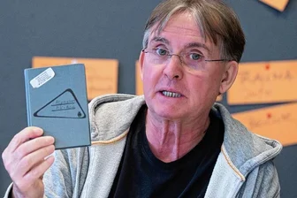 Betroffene im Missbrauchsfall Ströer tauschen sich aus: "Warst du auch schon mit Kurt an der Friedhofsmauer?" - Matthias Oberst - Organisator Matthias Oberst zeigt ein Notizbuch des sogenannten Vaters der evangelischen Jugendarbeit in Sachsen. Ströer hat darin die Namen von 1400 Jugendlichen notiert, die er bekehrt haben will. Die meisten Missbrauchsopfer haben ihren Namen darin gefunden. Foto: Sebastian Kahnert/dpa