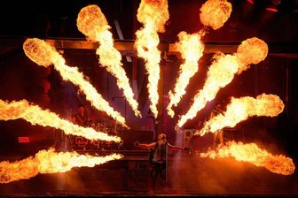Betroffenenberatung "Wildwasser" zum Fall Lindemann: "Sexualisierte Gewalt passiert, weil wir sie passieren lassen!" - Unter Feuer: Rammstein-Sänger Till Lindemann.