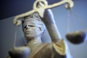 Betrüger aus Auerbach zu langjähriger Haftstrafe verurteilt - Zu insgesamt siebeneinhalb Jahren Haft ist jetzt ein Auerbacher vorm Landgericht Zwickau verurteilt worden.