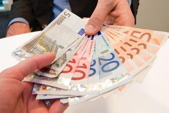 Betrüger nimmt 90-Jähriger Geld und Schmuck ab -