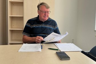 Betrüger zocken Vogtländer 12.000 Euro ab - waren die Sicherheitsvorkehrungen der Sparkasse gut genug? - Christian Blei hat durch einen angeblichen Sparkassen-Brief viel Geld verloren. Mittlerweile hat er eine ganzen Akte zu dem Vorgang.
