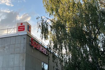 Betrug in Chemnitz: Ahmte Künstliche Intelligenz die Stimme von Enkelin nach? - Ein Rentner wollte eine hohe Summe bei seiner Sparkasse in Gablenz abheben. Eine Mitarbeiterin schritt ein und schützte den Kunden vor einem Betrug.