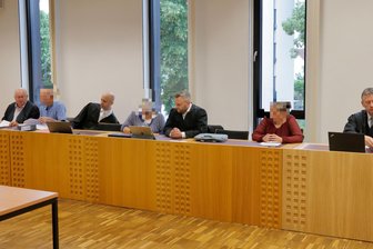 Betrug in Chemnitzer Firma: Mitarbeiter sollen unnötige Dienstleistungen beauftragt haben - Die drei Angeklagten im Amtsgericht sollen sich mit Rechnungen für nicht erbrachte Dienstleistungen an einer Chemnitzer Firma bereichert haben.