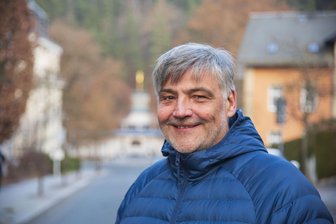 Betrug, Unwetter, Traumnoten: Das waren die 10 Top-Artikel aus dem Vogtland 2025 - Eine der bewegenden Geschichten des Jahres handelte vom Chirurgen Detlef Schlott aus Bad Elster.
