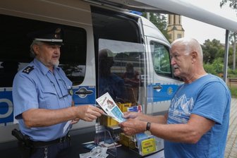 Betrug: Wenn der falsche Enkel anruft - Berthold Reißig ließ sich am Transporter der Polizeidirektion Chemnitz zum Thema Einbruchsschutz beraten. Polizeihauptkommissar Uwe Nerger und seine Kollegen sind seit Juni mit dem Präventionsmobil auf Tour.