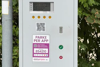 Betrugsversuch an Parkautomaten in Plauen: Jetzt ermittelt die Polizei - Falsche QR-Codes (hier unkenntlich gemacht) sind an Plauener Parkautomaten aufgetaucht.