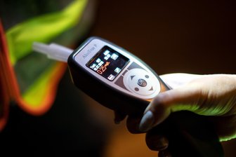 Betrunken am Steuer: Polizei erwischt in Glauchau unbelehrbaren Mann - Ein Atemalkoholtest hat am Wochenende in Glauchau einen betrunkenen Mann überführt, der dennoch hinterm Steuer saß.