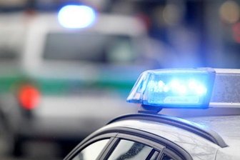 Betrunken und ohne Führerschein unterwegs: 20-Jähriger prallt gegen Ampelmast -