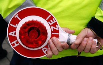 Betrunkene Autofahrerin fährt Straßenschild um - 