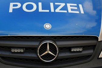 Betrunkene Autofahrerin verursacht Unfall - Beifahrer bedroht Polizei -