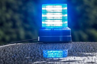 Betrunkene Frau schlägt mit Flasche nach Wachmann -