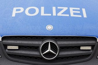 Betrunkene legen Schild auf Straße und greifen Autofahrer an -
