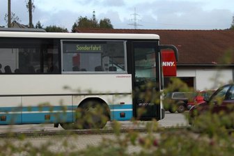 Betrunkene schießen mit Luftgewehr auf Bus -