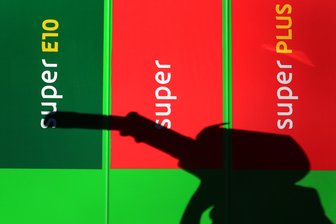 Betrunkene versuchen Tankstelle anzuzünden -