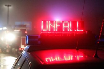 Betrunkener Autofahrer bei Überschlag auf A4 schwer verletzt - 