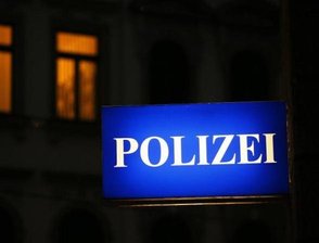 Betrunkener Autofahrer in Plauen gibt Gas - Ein Passant wollte den alkoholisierten Mann am Weiterfahren hindern. Stattdessen trat der Fahrer aufs Gaspedal, sodass der Mann zur Seite springen musste.