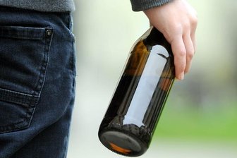 Betrunkener beim Beschmieren eines Denkmals gestoppt -