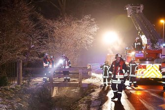 Betrunkener fährt in Bach und kollidiert mit Brücke - Die Rettungskräfte beim abendlichen Einsatz.