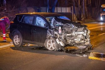 Betrunkener fährt in Gartenzaun - Fahrer schwer verletzt -