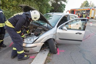 Betrunkener fährt in geparktes Auto -