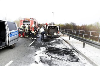 Betrunkener Fahrer verursacht Unfall - Kleintransporter gerät in Brand - 