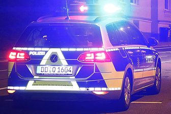 Betrunkener Jugendlicher rammt mit Auto von Mutter mehrere Pkw -