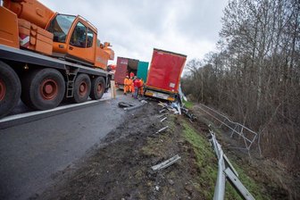Betrunkener Lasterfahrer legt A 72 lahm - Da hielt auch die Leitplanke nicht mehr: Der Sattelzug war über die Fahrbahn hinausgeschossen. Beim Unfall war laut Polizei viel Alkohol im Spiel.
