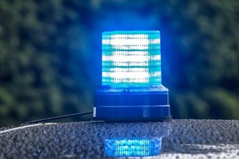 Betrunkener legt sich auf Straße und verursacht Unfall -