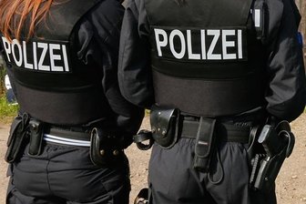 Betrunkener Mann belästigt Passanten und attackiert Polizei - 