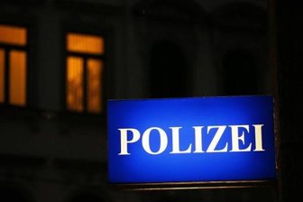 Betrunkener Mann geht auf Polizisten los -