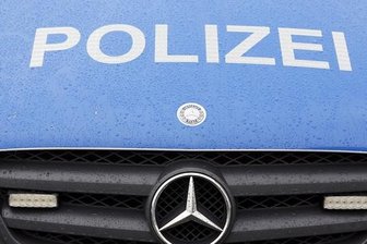 Betrunkener mit mittelalterlichem Helm und Axt in Zwickauer Supermarkt -