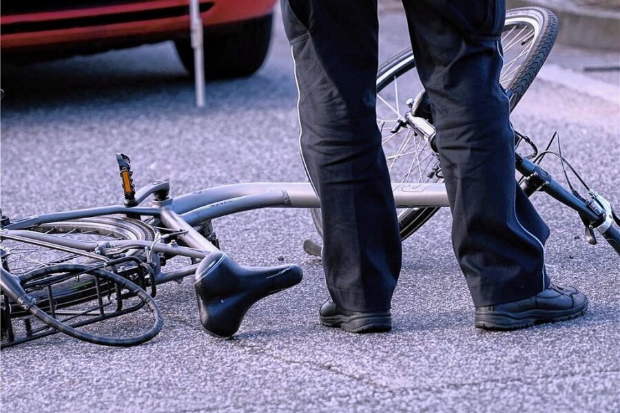Betrunkener Radfahrer rammt Renault in Wilkau-Haßlau - Ein Radfahrer hat in Wilkau-Haßlau einen geparkten Pkw gerammt. 
