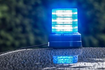 Betrunkener richtet Schreckschusswaffe auf Polizisten -