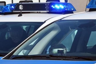 Betrunkener wirft Gegenstände aus seiner Wohnung - Ein Zeuge hat in Zwickau am Montag beobachtet, wie ein Mann Gegenstände aus seiner Wohnung auf die Werdauer Straße warf.