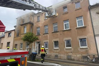 Bett in Flammen: Feuerwehren im nördlichen Vogtland retten Bewohner - Im zweiten Stock eines Netzschkauer Wohnhauses brach Mittwoch ein Brand aus.
