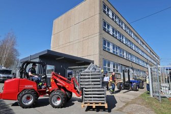 Betten und Matratzen fürs Flüchtlingsdomizil - Mit Gabelstaplern werden die Paletten mit den Metallbetten an das ehemalige Lehrlingswohnheim transportiert. 